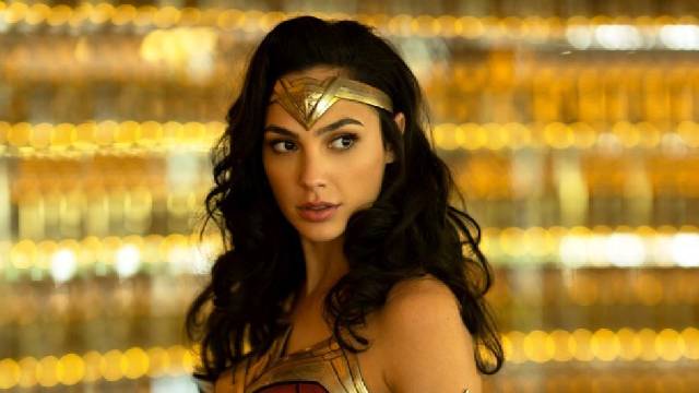 Diana prince yang berubah menjadi Wonder Woman